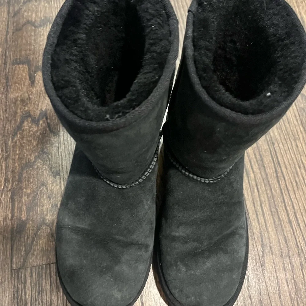Black uggs - Picture 3 of 4